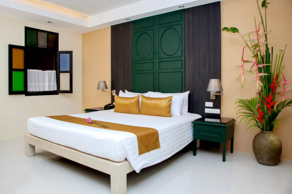 Deluxe Sino Room with Balcony | Minibar, in-room safe, desk, blackout drapes