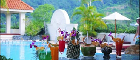 2 bars/lounges, poolside bar