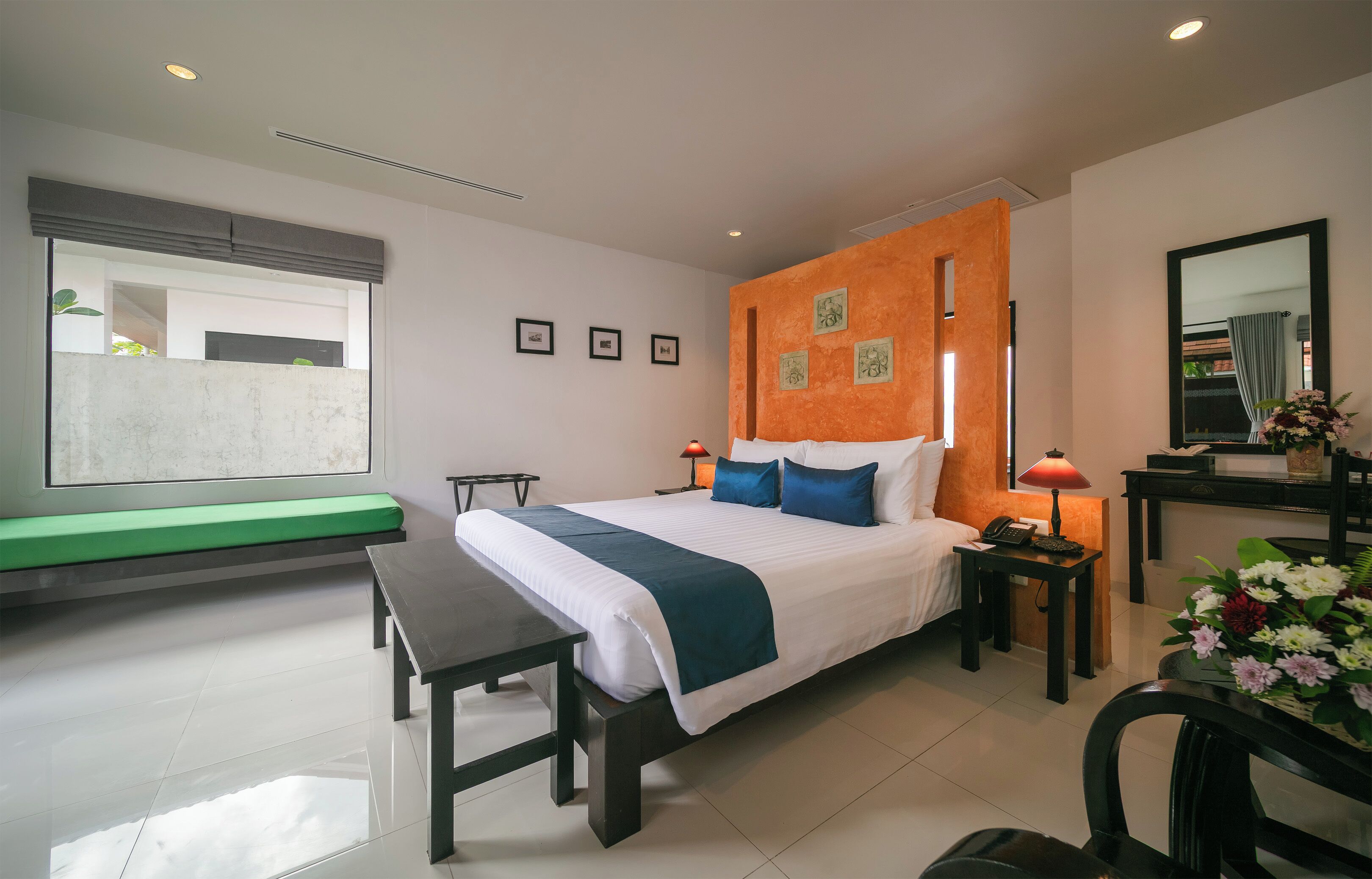 Private Jacuzzi and Bathtub | 미니바, 객실 내 금고, 책상, 암막 커튼