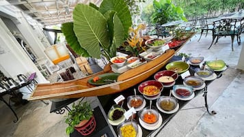 Desayuno buffet (THB 750 por persona)