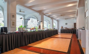 Desayuno buffet todos los días (con cargo) 