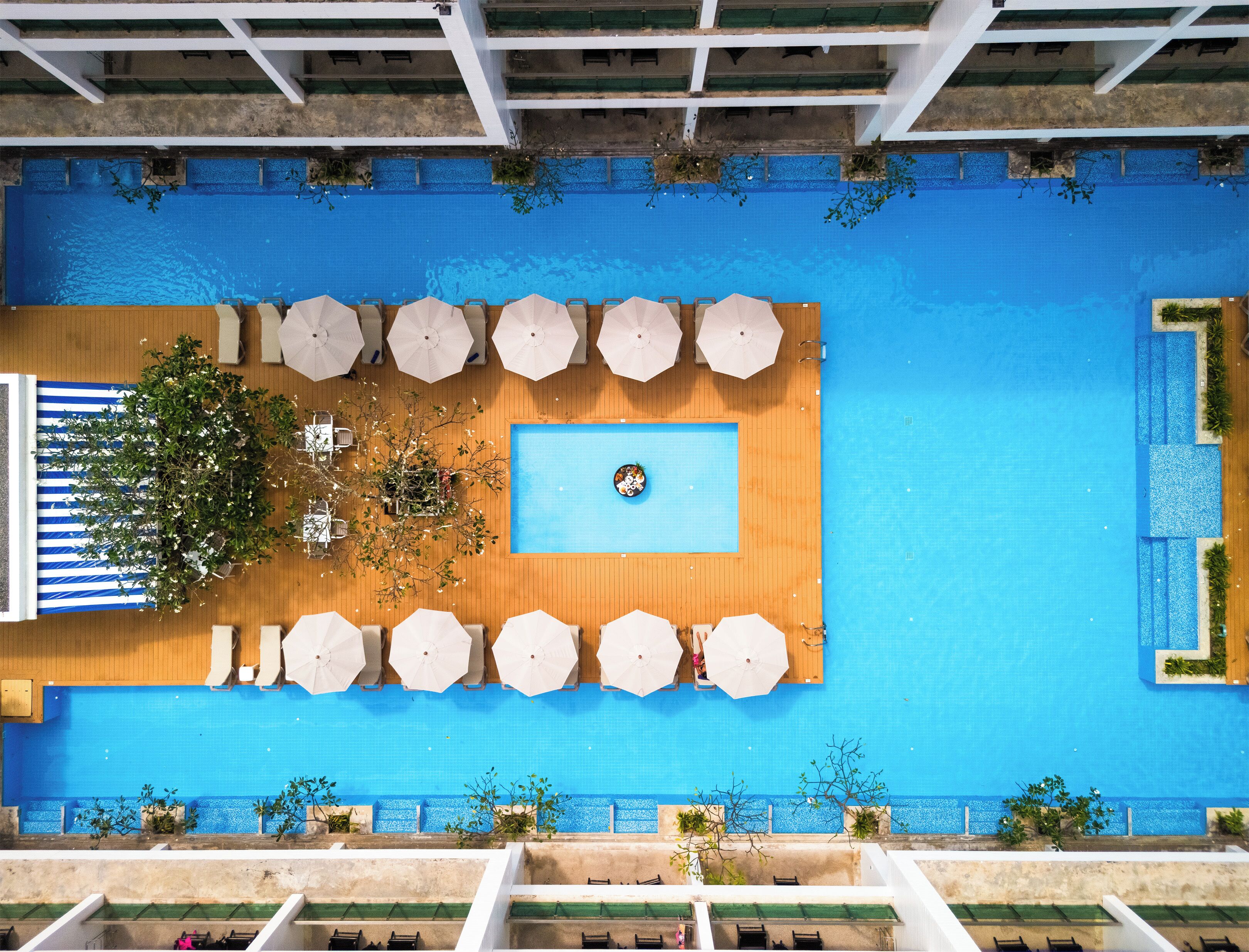 ห้องดีลักซ์, อ่างอาบน้ำ, วิวสระว่ายน้ำ | วิวจากห้องพัก