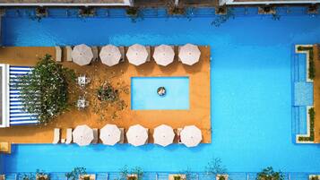 Deluxe kamer, bad, uitzicht op zwembad | Kameruitzicht