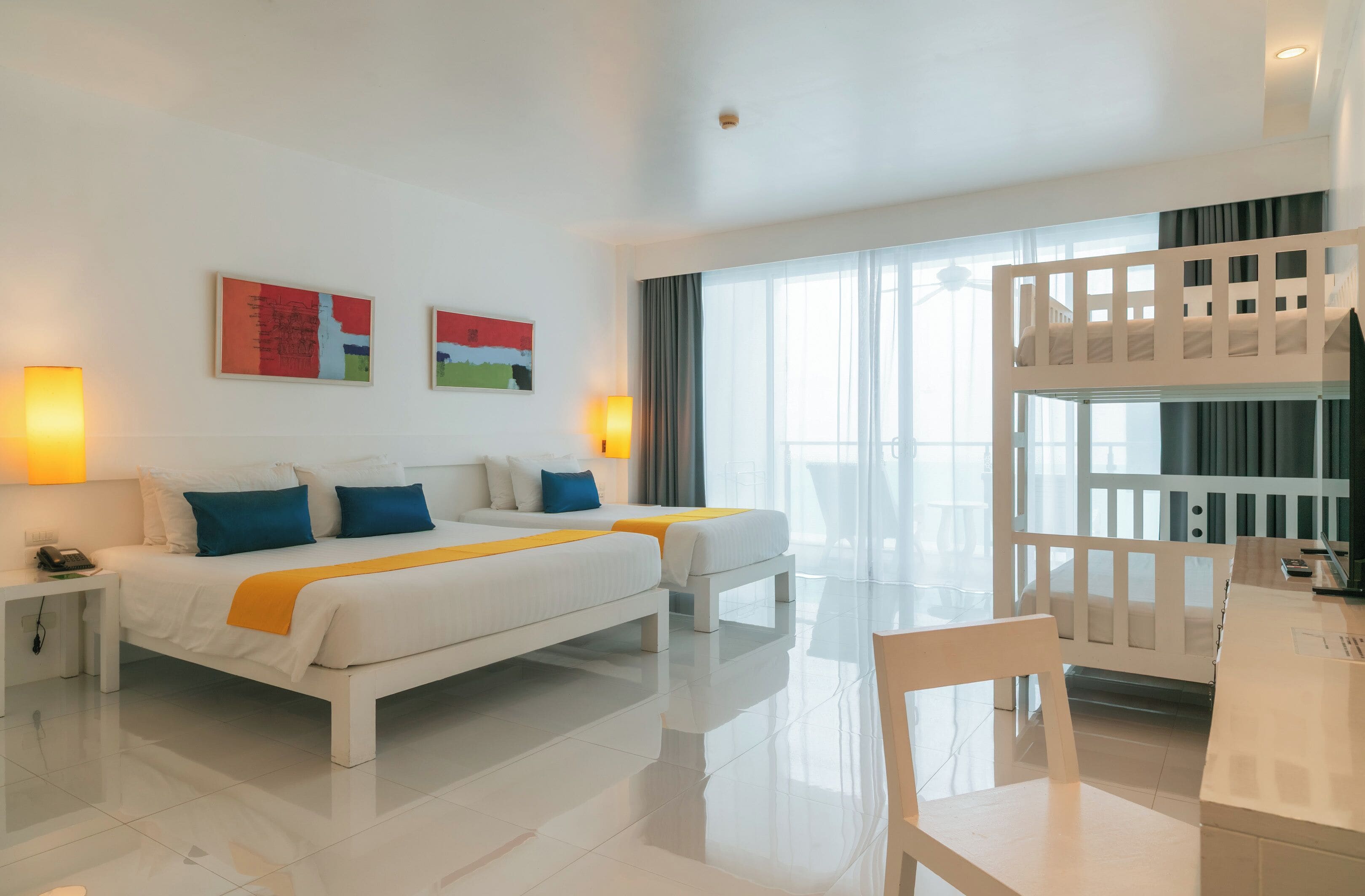 패밀리룸, 침실 1개, 금연, 욕조 | 미니바, 객실 내 금고, 책상, 암막 커튼