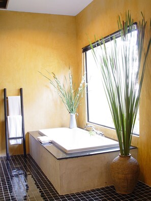 Private Jacuzzi and Bathtub | Komfortbadewanne