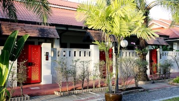 Private Jacuzzi and Bathtub | Minibar, in-room safe, desk, blackout curtains