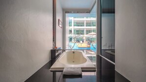 Habitación Deluxe, acceso a la piscina | Baño | Artículos de higiene personal gratuitos, secador de pelo y albornoces