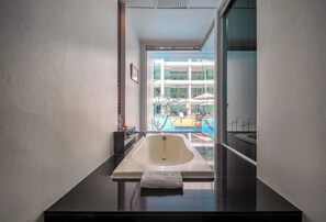 ห้องดีลักซ์, ใช้สระว่ายน้ำได้ | ห้องน้ำ | ของใช้ในห้องน้ำฟรี, ไดร์เป่าผม, เสื้อคลุมอาบน้ำ, รองเท้าสวมภายในห้อง