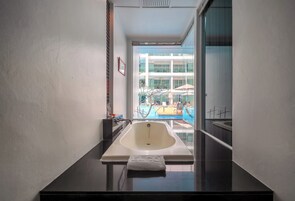 Habitación Deluxe, acceso a la piscina | Baño | Artículos de higiene personal gratuitos, secador de pelo y albornoces