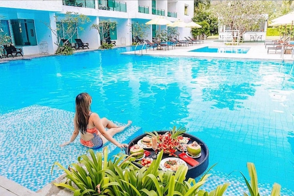 Daily buffet breakfast (THB 750 per person)