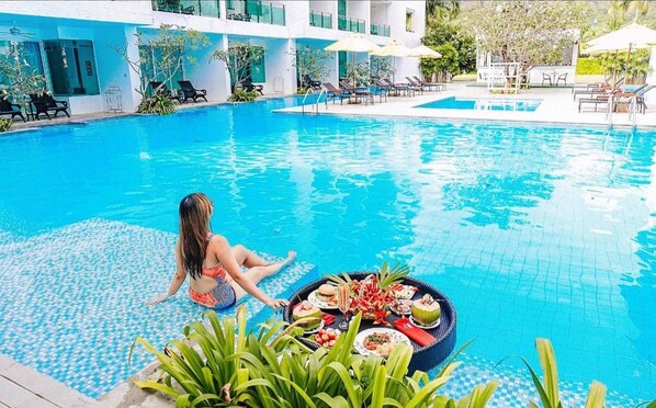 Daily buffet breakfast (THB 750 per person)