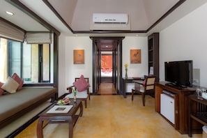 Villa (Tropical) | Minibar, in-room safe, desk, blackout drapes