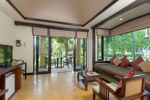 Villa (Tropical) | Minibar, in-room safe, desk, blackout drapes