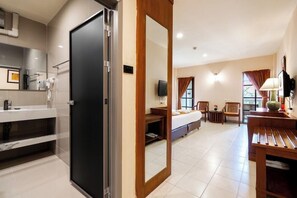 Minibar, coffres-forts dans les chambres, bureau, rideaux occultants