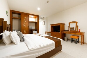 Minibar, coffres-forts dans les chambres, bureau, rideaux occultants