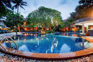 Outdoor pool, pool umbrellas, sun loungers - Hyton Leelavadee (Patong)