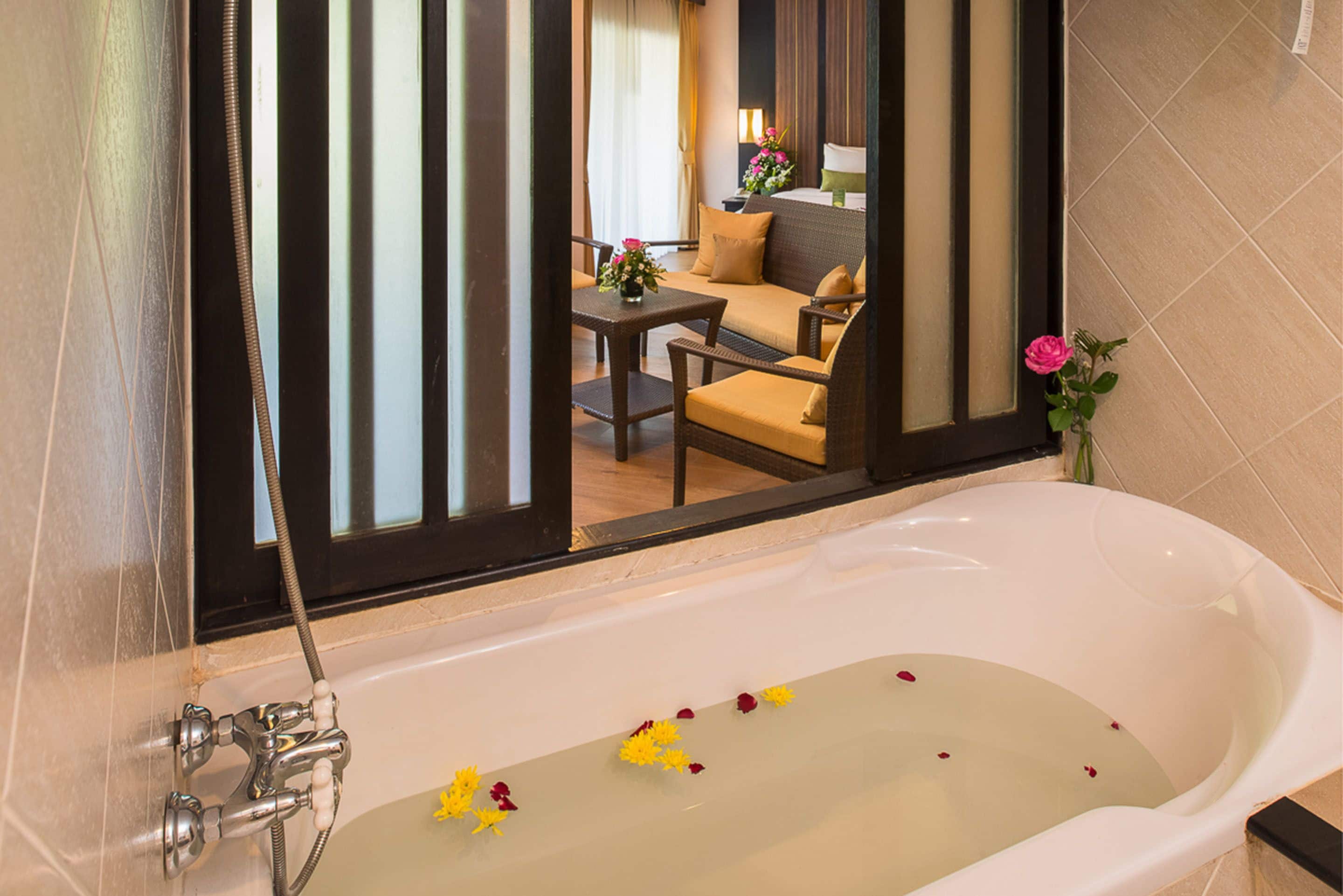 junior suite | deep-soaking bathtub