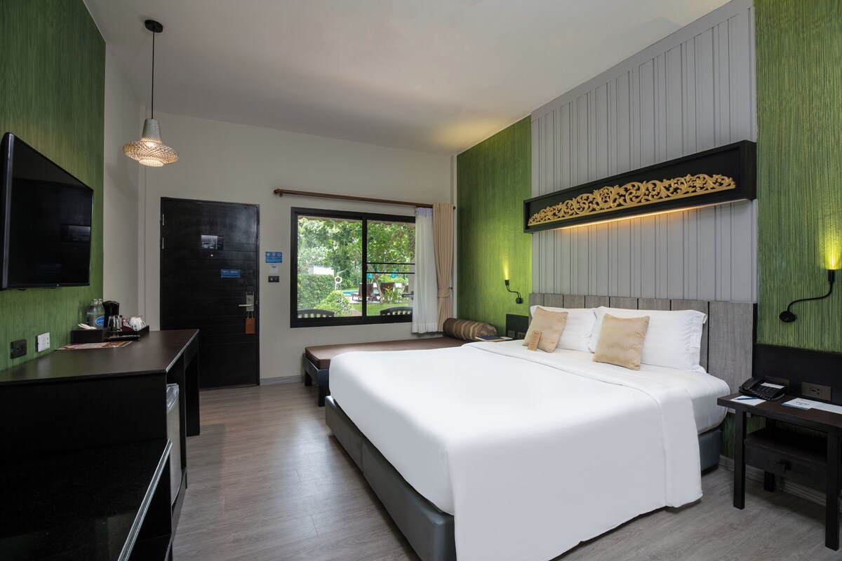 Superior Room, Garden View | In-room safe, desk, laptop workspace, bed sheets