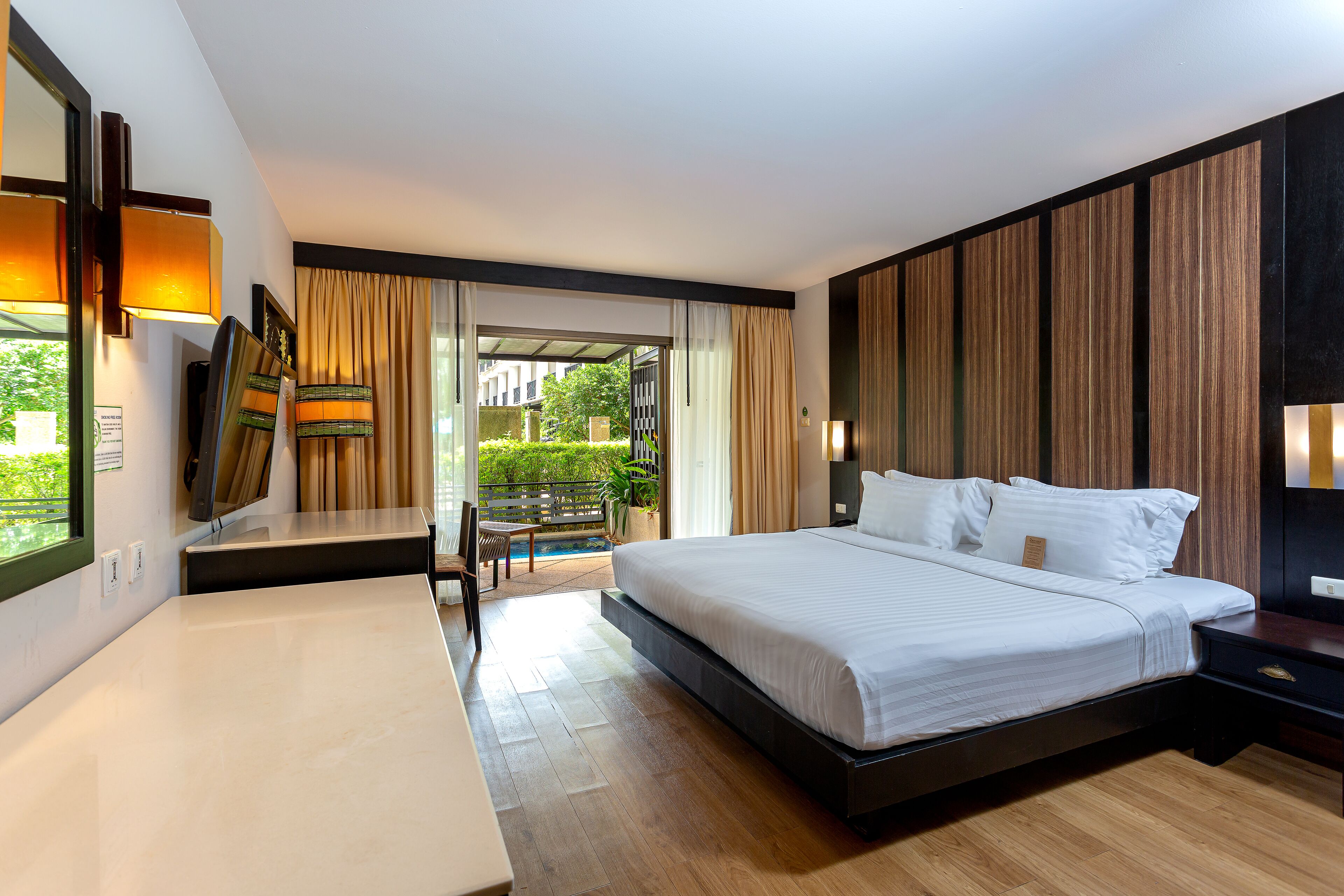 Deluxe with Jacuzzi | ตู้นิรภัยในห้องพัก, โต๊ะทำงาน, พื้นที่ทำงานแบบใช้แล็ปท็อป