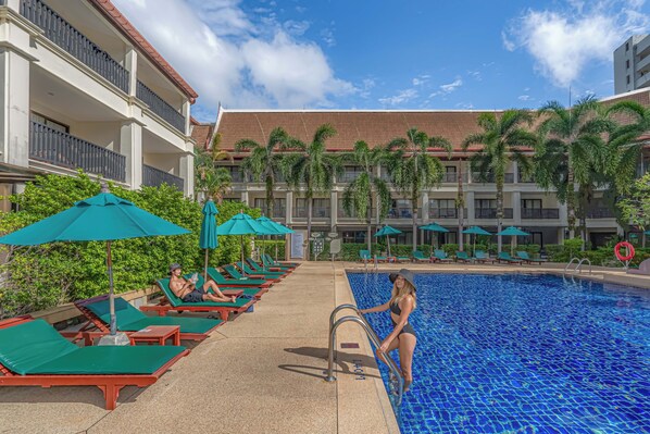 Piscina externa, funciona das 7h às 19h, guarda-sóis, espreguiçadeiras