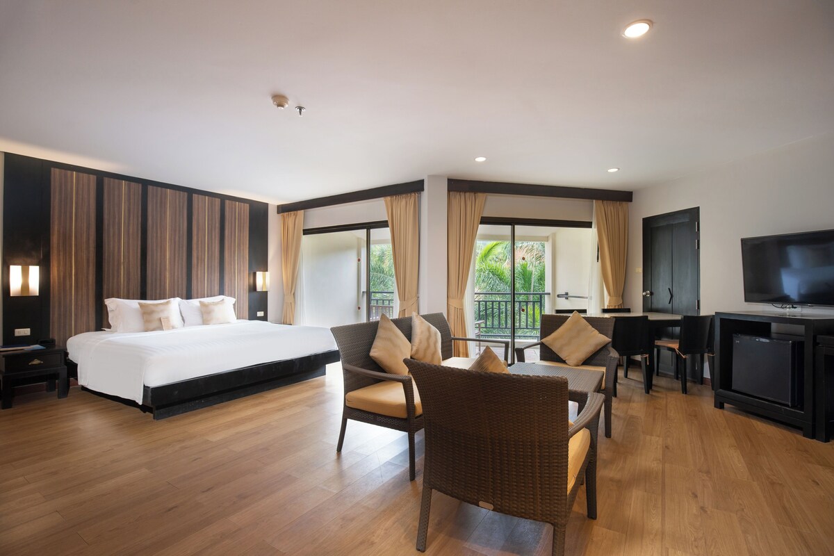 Junior Suite | In-room safe, desk, laptop workspace, bed sheets