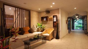 Couples treatment room(s), sauna, hot tub, steam room, aromatherapy