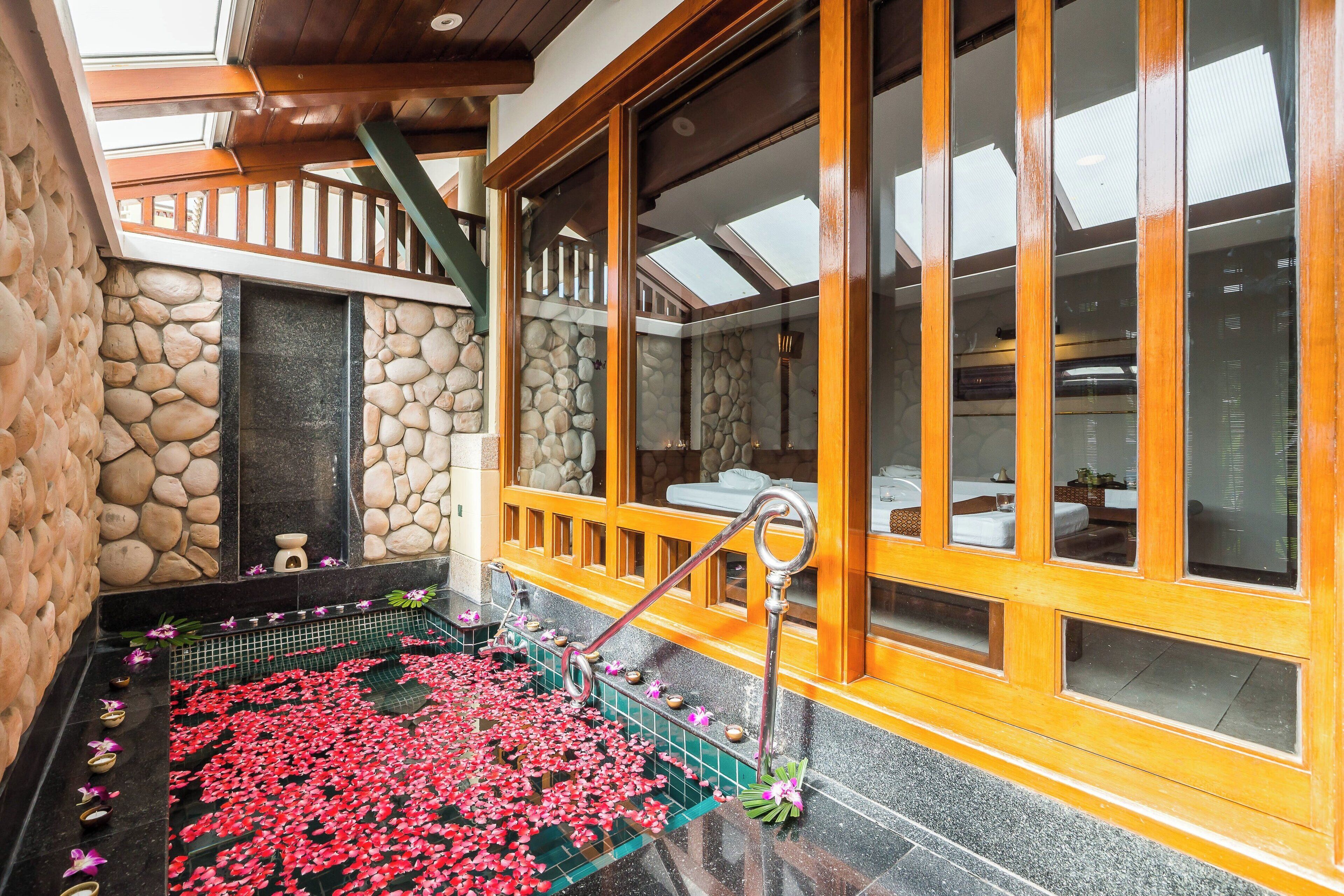 3 outdoor pools, open 8:00 am to 9:00 pm, pool umbrellas, pool loungers