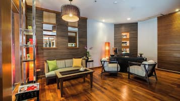 Una sala de estar moderna con un sofá, una mesa de centro y un comedor con sillas.