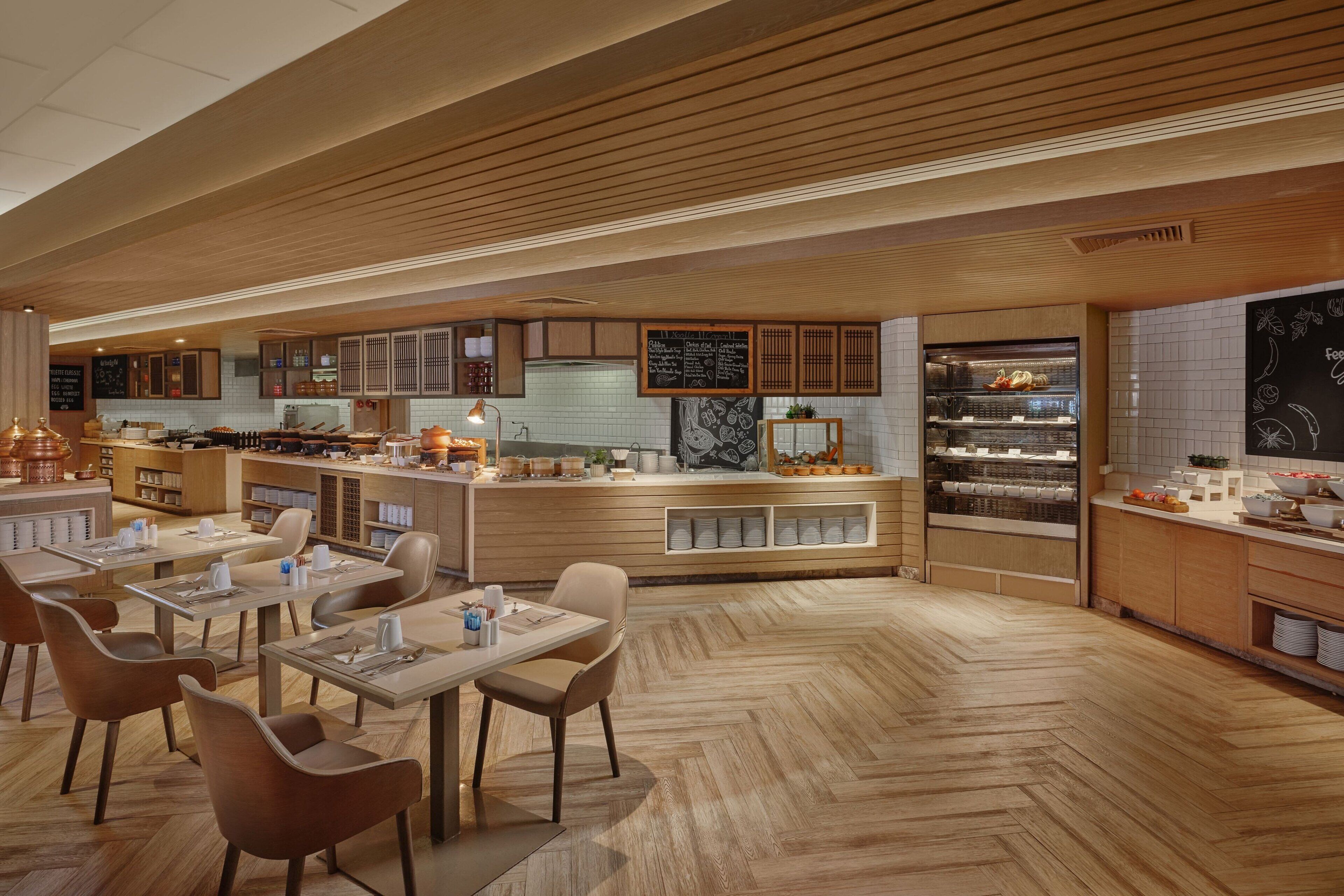 Se ofrece un desayuno bufé (812 THB por persona)