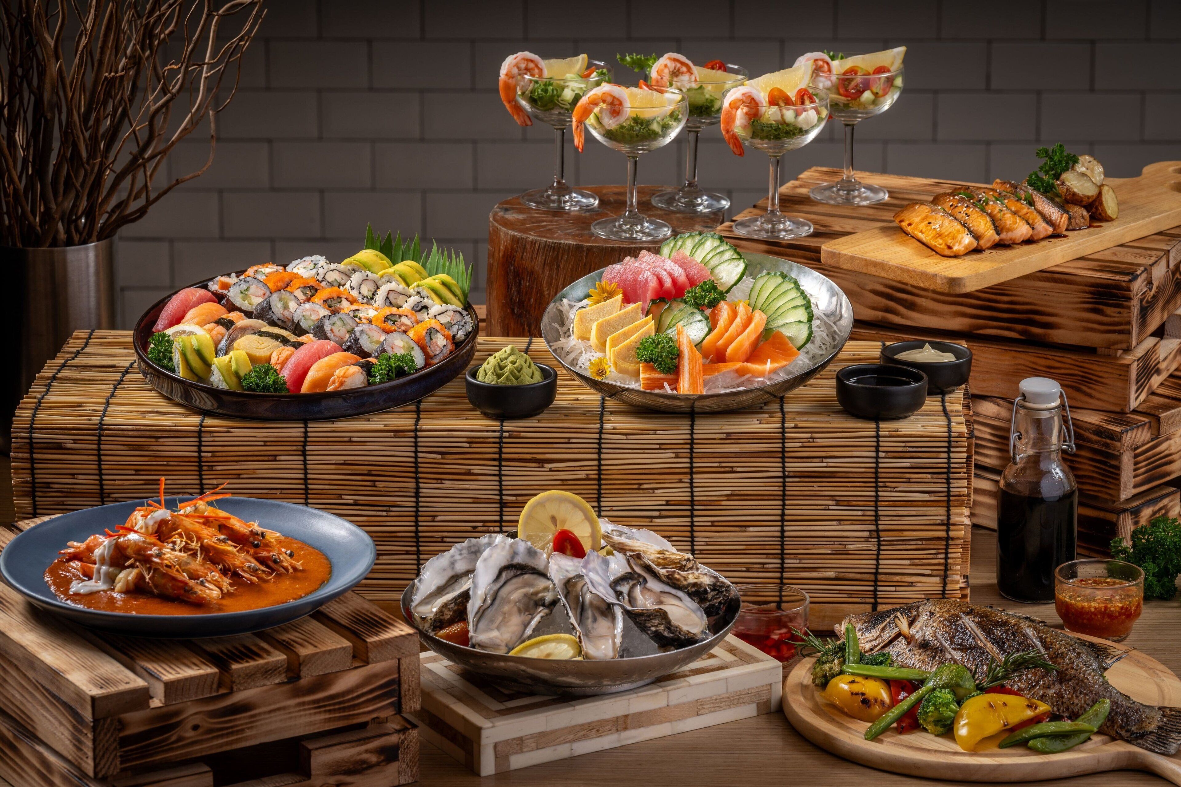 Verschillende visgerechten, waaronder sushi, sashimi en gegrilde vis, gepresenteerd op houten tafels.