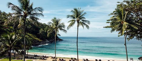 Plage, sable blanc, parasols, serviettes de plage