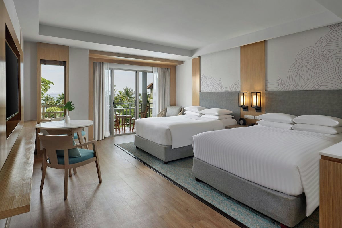 Kamer, 2 tweepersoonsbedden, niet-roken, uitzicht op zwembad (Larger Guest room) | 1 slaapkamer, luxe beddengoed, donzen dekbedden, een minibar