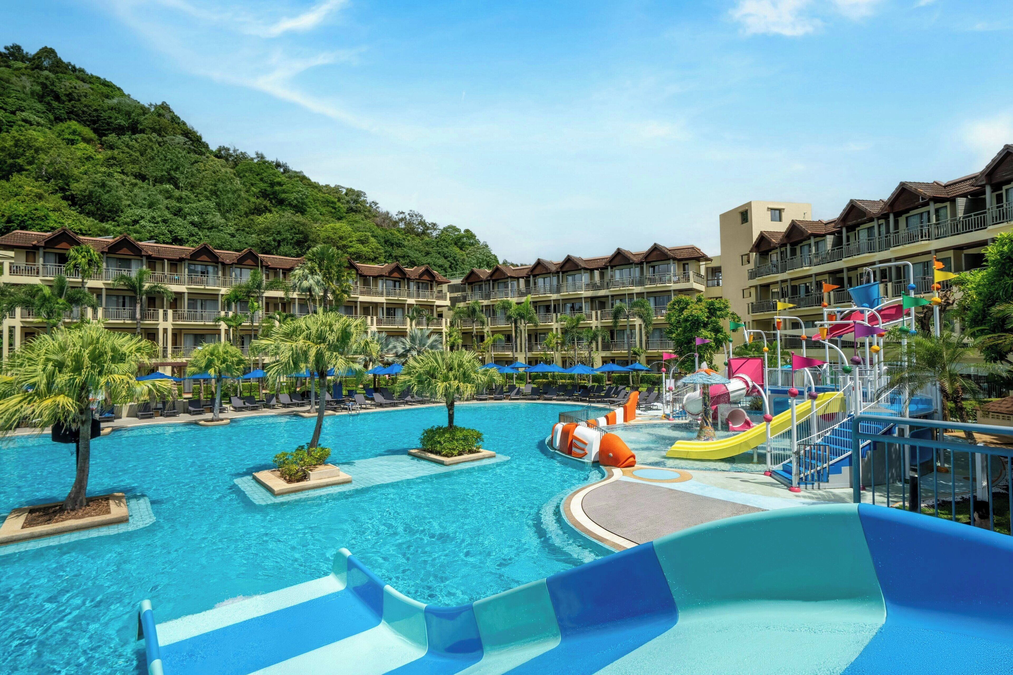 3 utendørsbassenger, bassengparasoller og solsenger