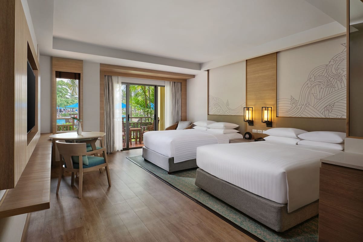 Kamer, 2 tweepersoonsbedden, niet-roken, uitzicht op zwembad (Larger Guest room, Terrace) | 1 slaapkamer, luxe beddengoed, donzen dekbedden, een minibar