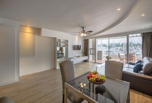 Marina Grand One Bedroom Suite | Zona de estar | Televisión LCD de 32 pulgadas con canales por cable, una televisión