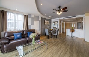 32-inch LCD TV with cable channels, TV, toys - NH Boat Lagoon Phuket Resort (Ko Kaeo)