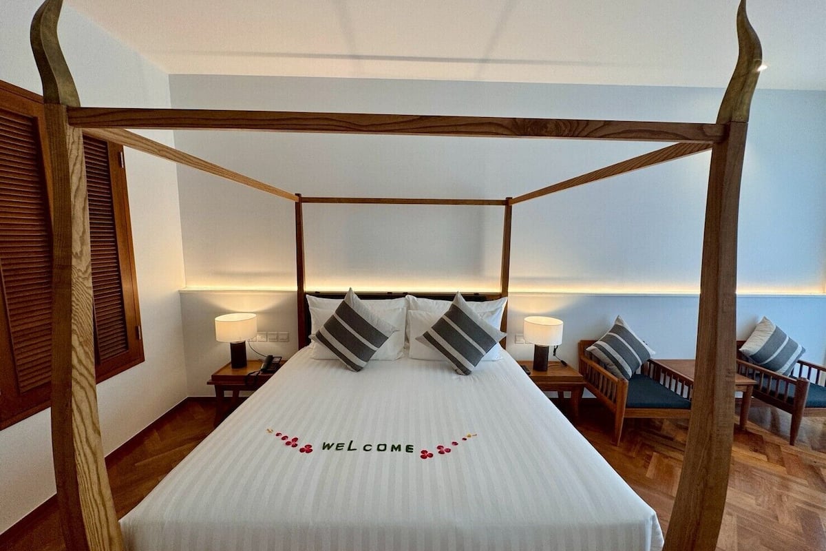 Quarto superior | Frigobar, cofres nos quartos, Wi-Fi de cortesia, roupa de cama