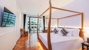 Deluxe Pool View King | Minibar, in-room safe, free WiFi, bed sheets