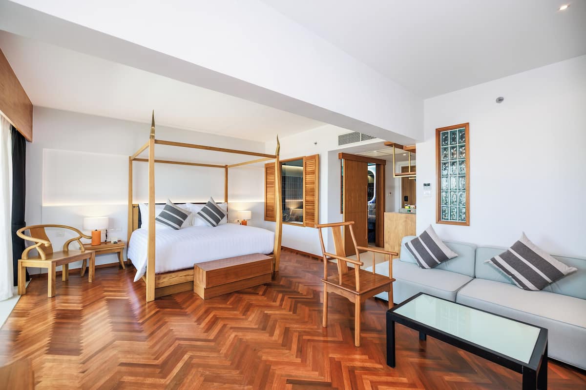 Deluxe Corner | Minibar, in-room safe, rollaway beds, free WiFi