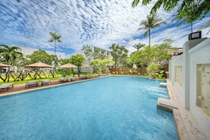 2 piscinas externas, funciona das 7h às 19h, guarda-sóis