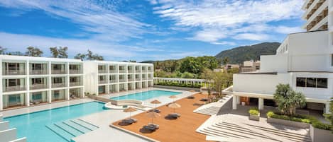 2 piscinas al aire libre, sombrillas, sillones reclinables de piscina