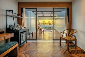Deluxe Jacuzzi | Terrace/patio