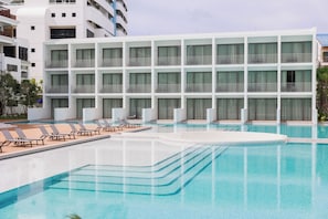 2 piscinas externas, guarda-sóis, espreguiçadeiras