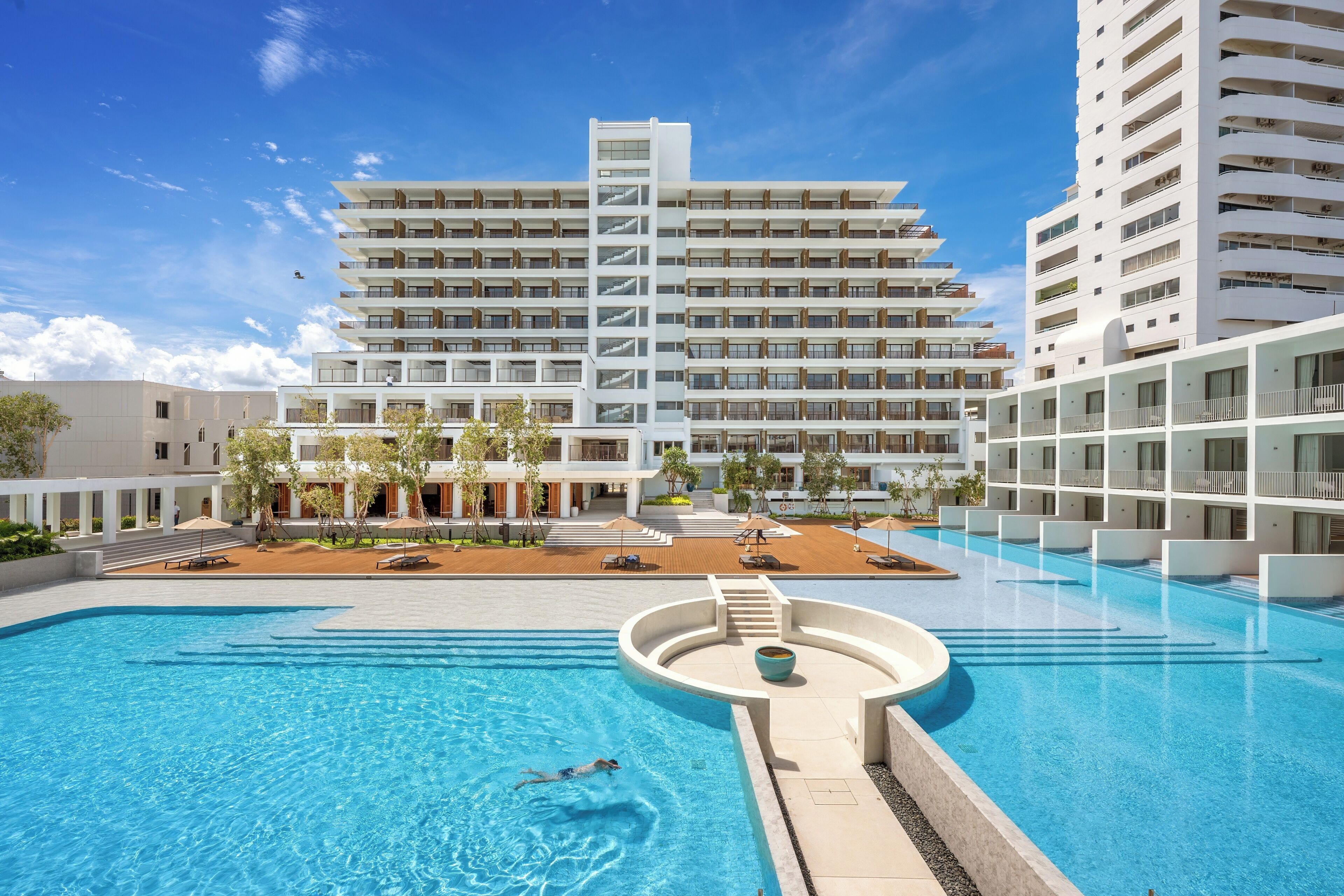 2 piscinas al aire libre, sombrillas, sillones reclinables de piscina