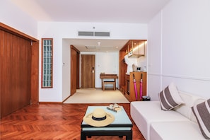 Deluxe Suites (Pool or Ocean View) | Living area