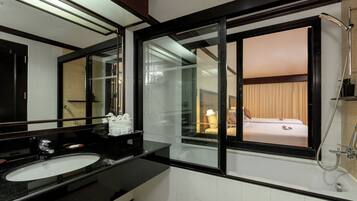 Executive Deluxe Triple Room | Bathroom | Free toiletries, hair dryer, towels, soap