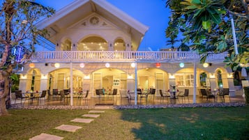 Breakfast, lunch, dinner served; Asian cuisine