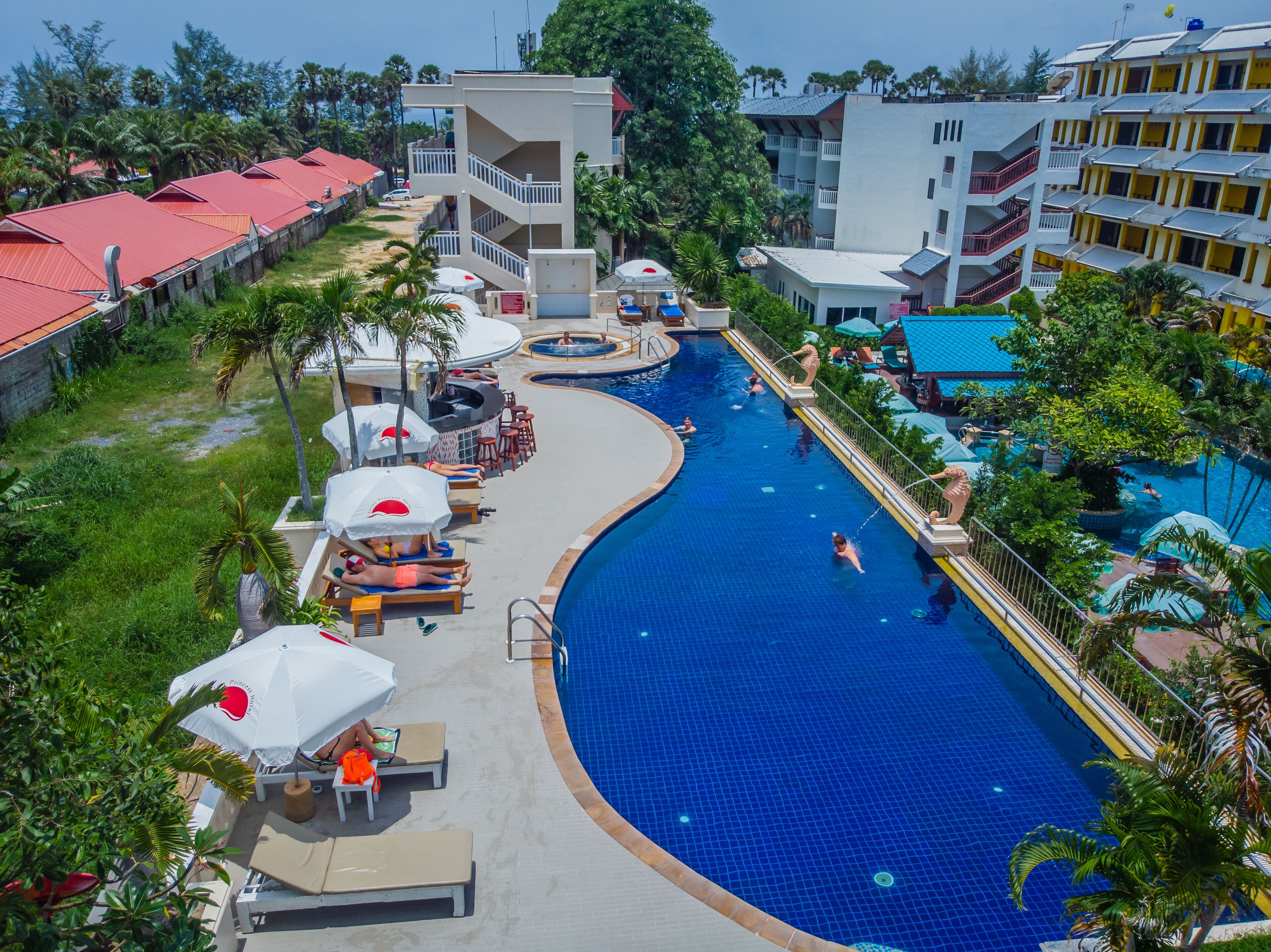 Minibar, Zimmersafe, Schreibtisch, Verdunkelungsvorhänge