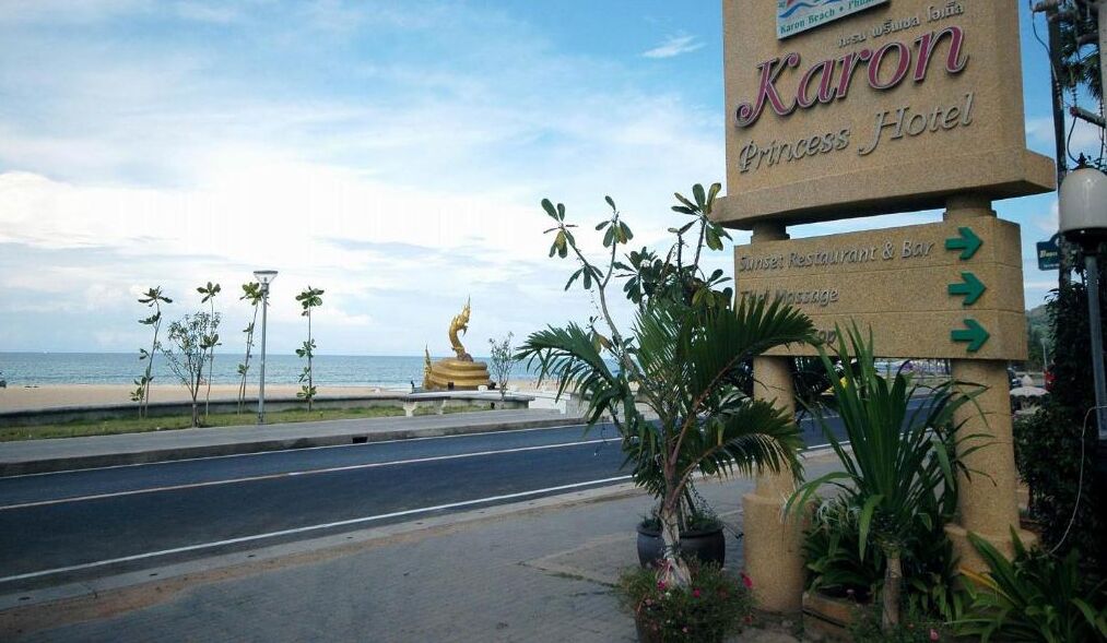 Placa indicando o Karen Princess Hotel, com setas direcionais para o Restaurante & Bar Sunrise, Massagem e Piscina.