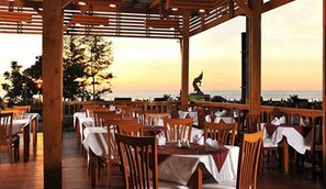 Se sirven desayunos, comidas, cenas y cocina tailandesa con vista al mar